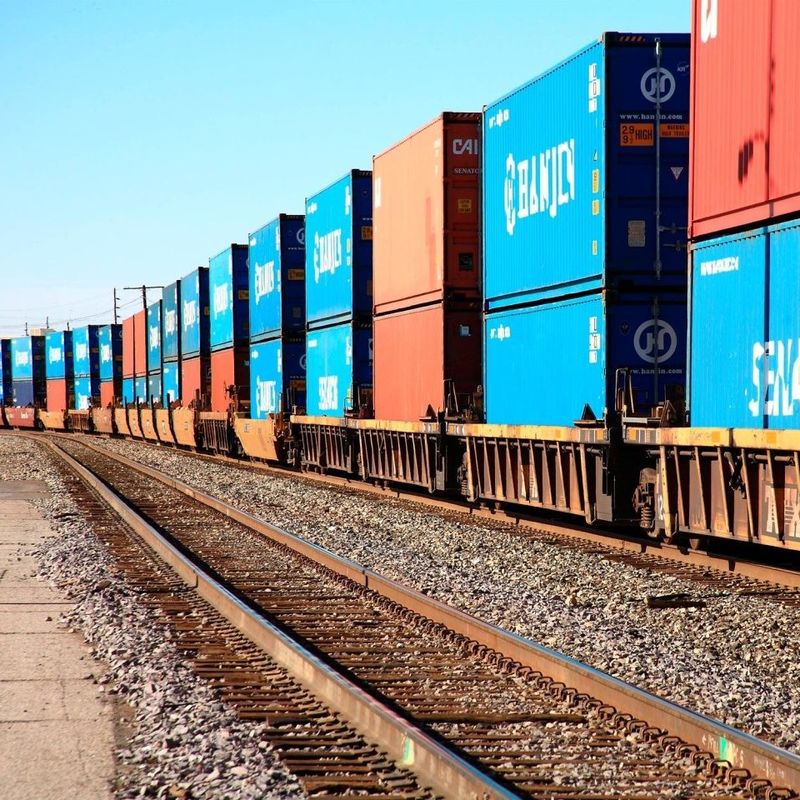 Tren que envía la línea ferroviaria de China al transporte internacional de mercancías por ferrocarril expreso de la ruta FCL de Europa o de LCL