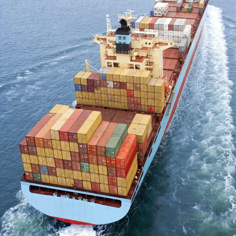 Envase internacional a domicilio del coche que envía la entrega aérea expresa de DHL de China a Letonia la Argentina