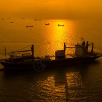 La carga de las importaciones/exportaciones que remite el proceso China exporta al envío global